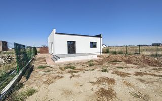 Casa pe parter cu 3 camere, 2 bai si teren de 375 mp - Poză 3