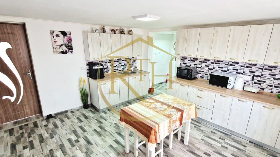 Vand casa recent renovata cu 900 mp curte si gradina in Carpinis - Poză 6