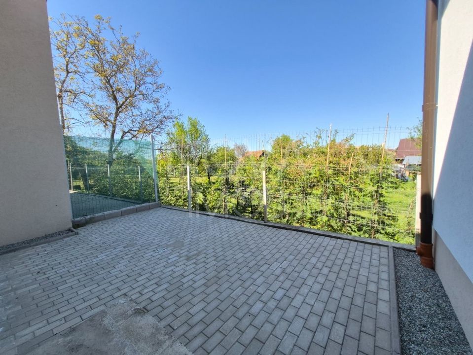 Casa generoasa cu 5 camere, 2 bai, dressing si parcare – Sura Mica - Poză 3