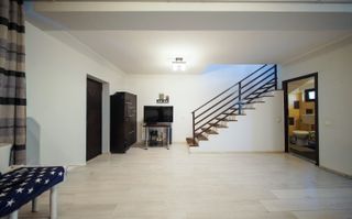 Investiție Sigură! Casă Lângă Metrou și Facilități Complete - Poză 1
