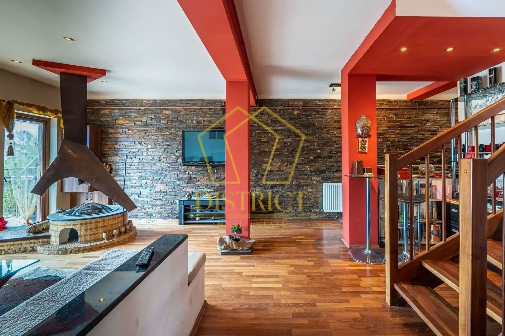 0% COM Apartament cu 3 camere, scara interioara, semineu | Favorit - Poză 1