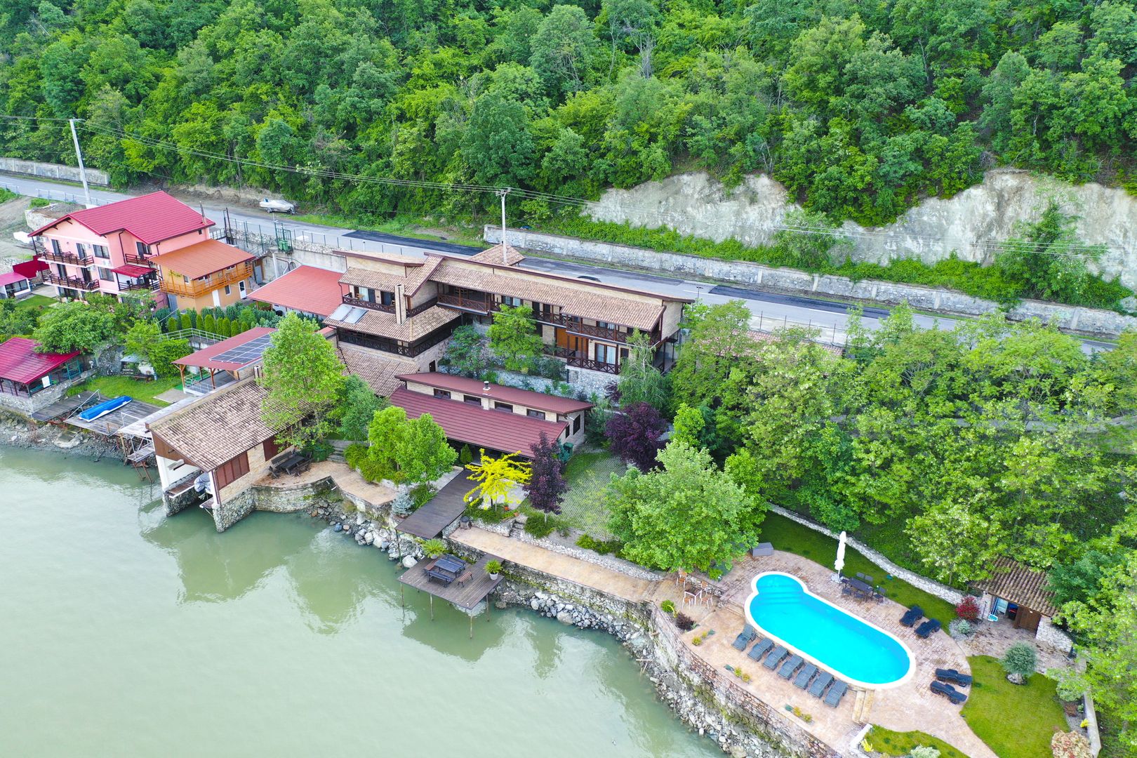 Pensiune de Lux pe Malul Dunării în Dubova - Poză 30