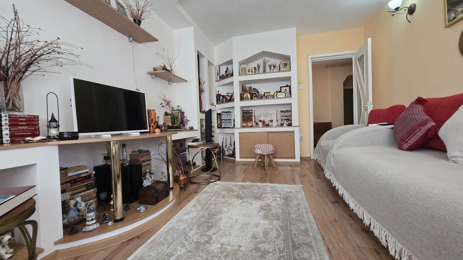 Apartament cu 3 camere  de vanzare - B dul 1 Mai - Poză 1