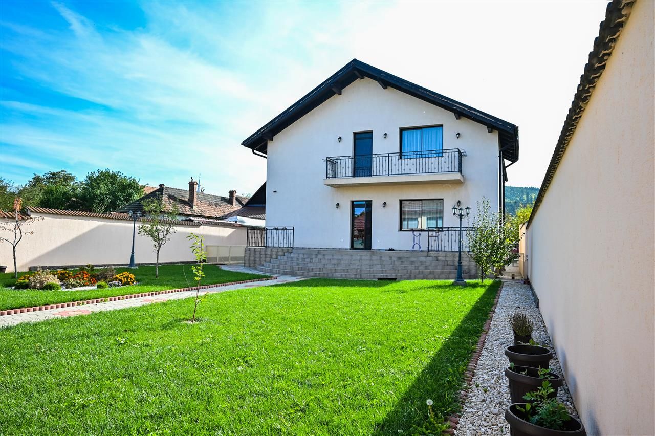 Somptuozitate in stil modern, 2 garaje, 3 terase, totul pe 1.000 mp teren - Poză 13