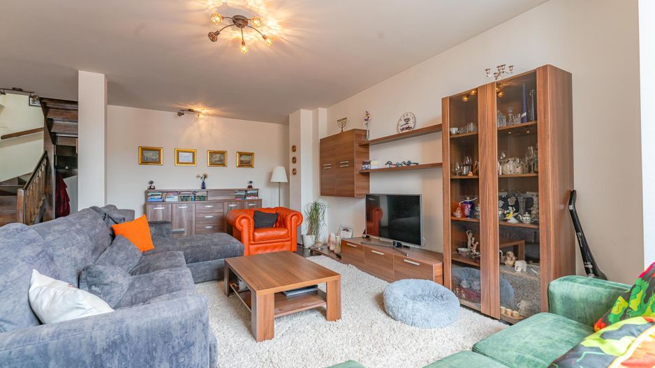 Apartament 5 camere dispus pe doua nivele in zona Brasovul Vechi - Poză 2