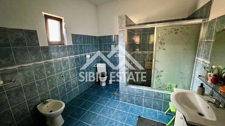 Casa moderna, spațioasa, curte generoasa pe un nivel în Sura Mare - Poză 12