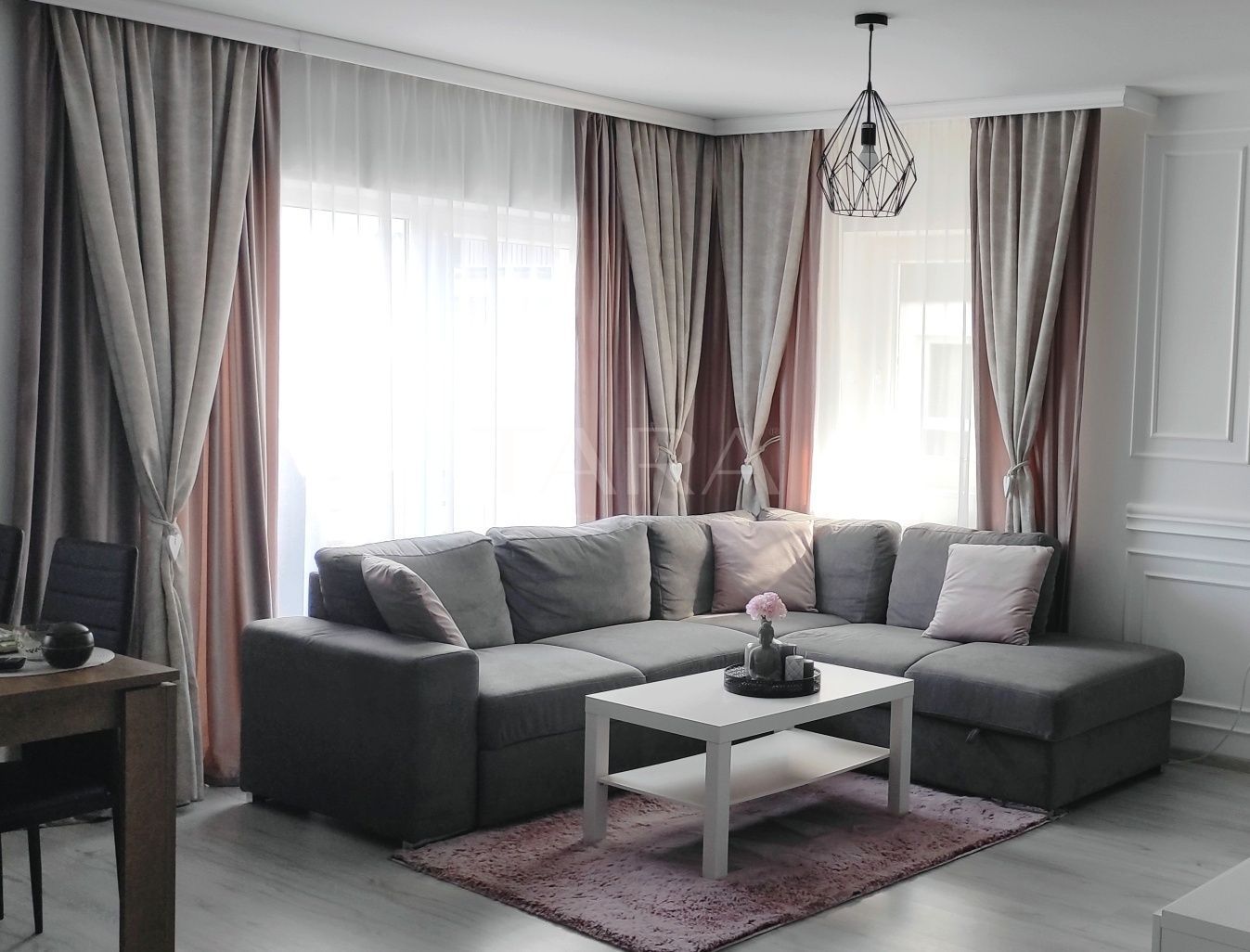 Apartament cu 2 camere, balcon de 9 mp și parcare, zona Florilor. - Poză 1