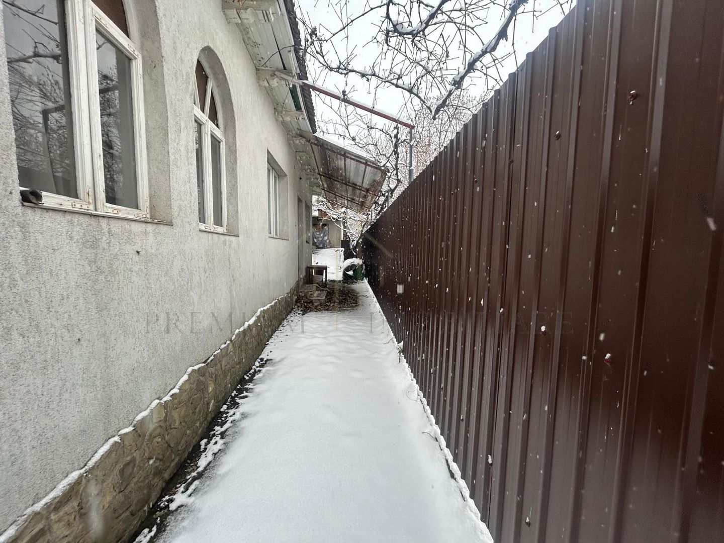 Casă batraneasca+ teren 999 mp intravilan în Oituz - Poză 2