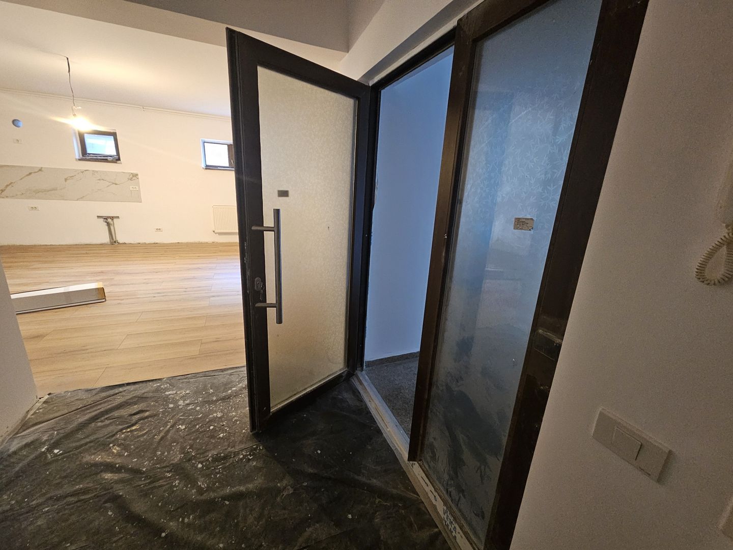 Apartament nemobilat - ideal spatiu comercial - Poză 1