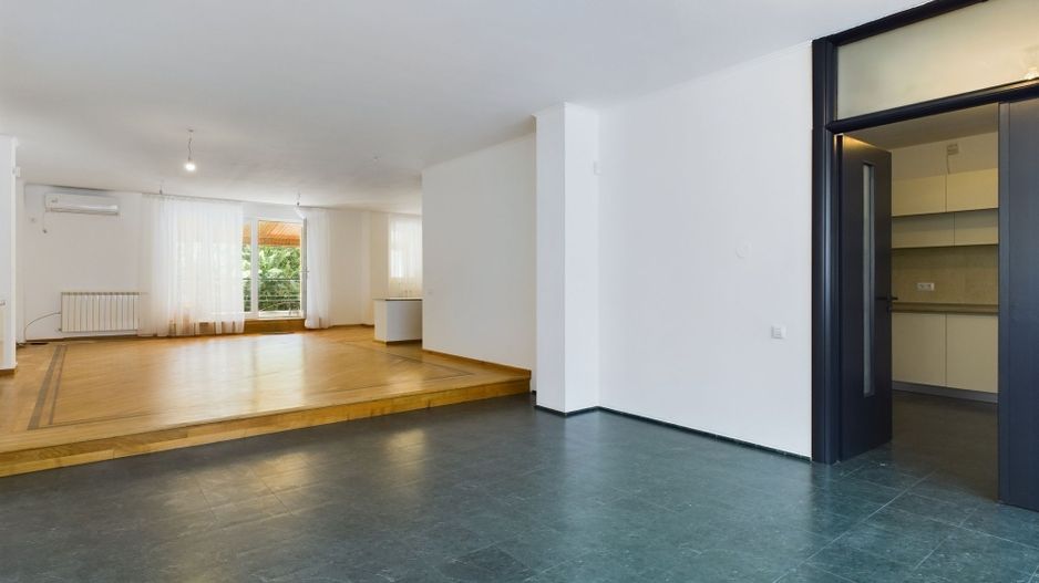 Vilă pe Șoseaua Nordului- Pretabilă pt. Locuit/Activitate Comercială - Poză 1