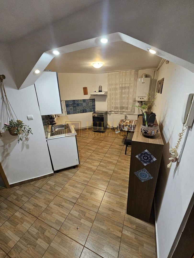 Parter inalt,  centrală proprie- in spate la Hotel Strelitia - Poză 9