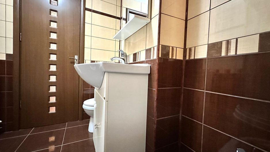 Apartament 3 camere zona Tractoru cu loc de parcare si boxa - Poză 12