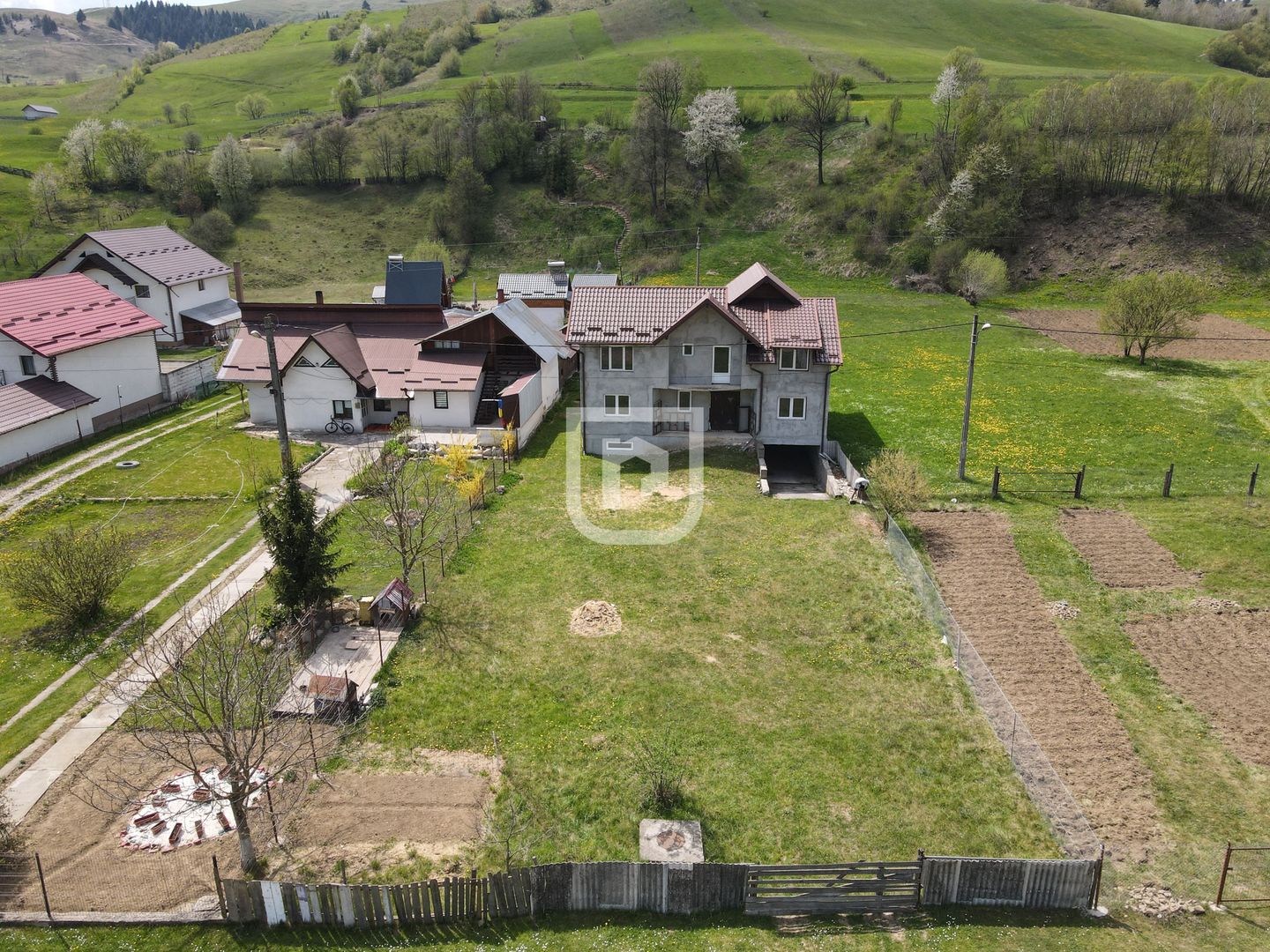 Casă 320 mp utili + 1143 mp teren, la roșu, Gura Humorului - Poză 1