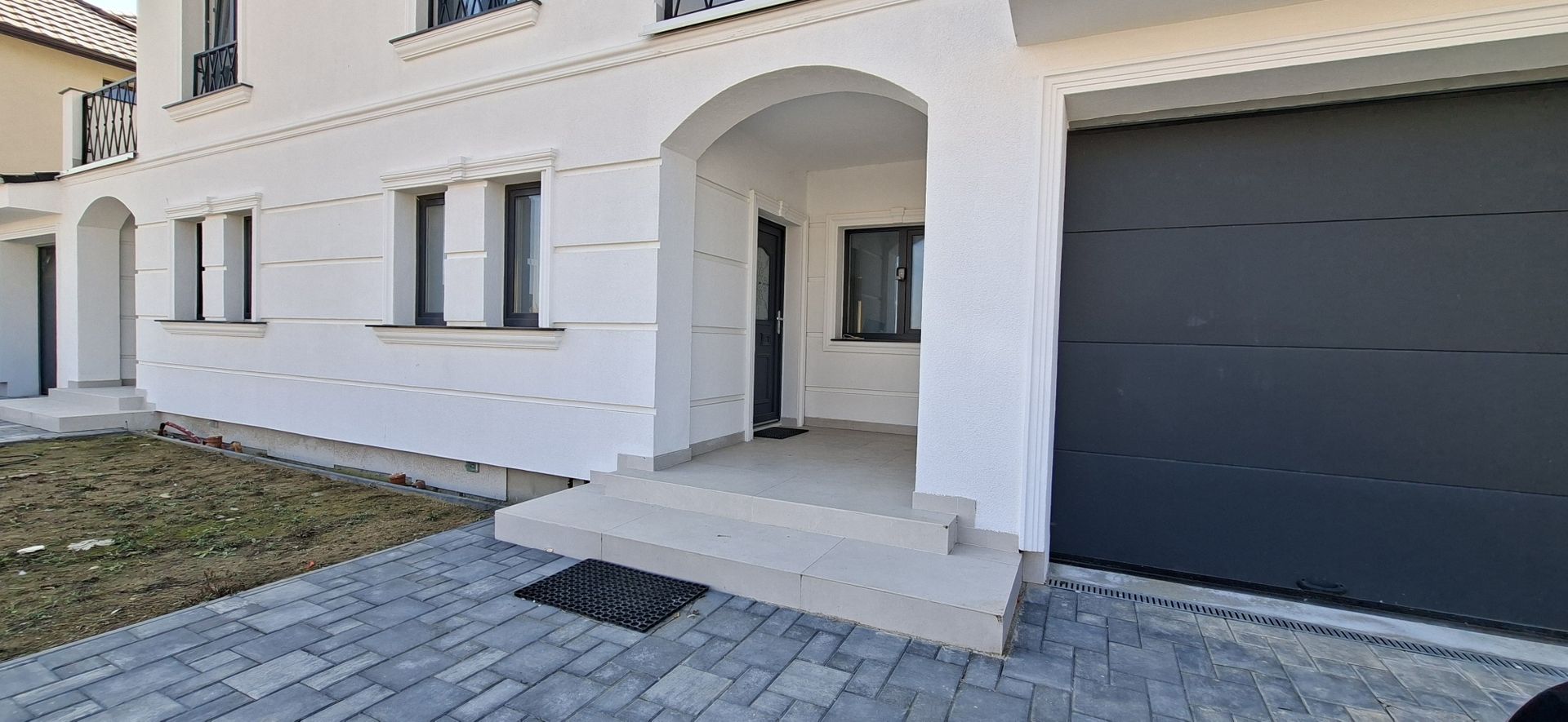 Duplex spatios cu garaj si pereti dublii - Poză 1