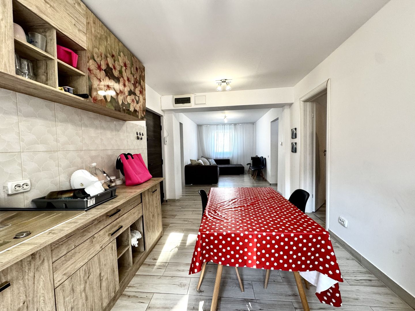 Apartament 4 camere, spațios, in zona Centralǎ- Piața Mǎrǎști - Poză 4