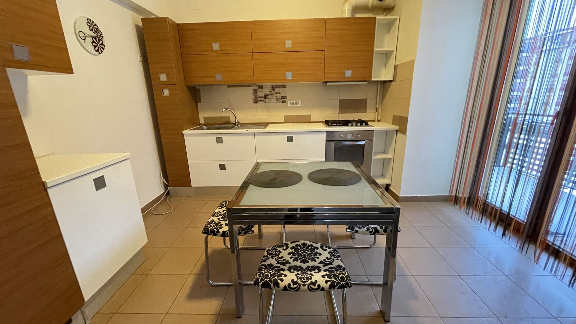 Apartament doua camere,etaj 1,doua locuri de parcare - Poză 2