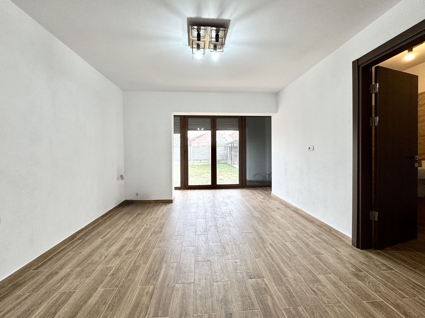 Duplex spațios, prima închiriere, in zona Lunei - Poză 1