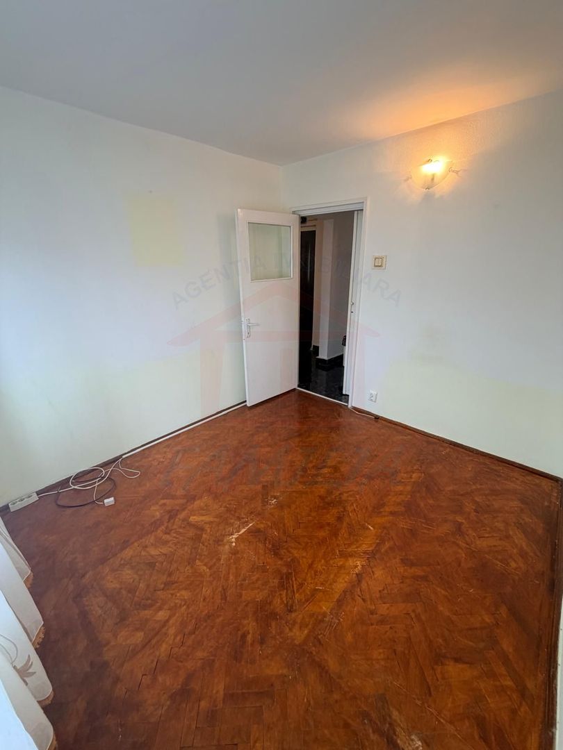 Vanzare apartament cu 4 camere in Micro 13, etaj 3, pret 65 000 euro - Poză 8