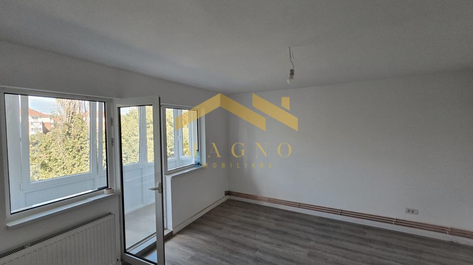 Apartament cu 4 camere de vanzare, Zona Malul Muresului/Praporgescu - Poză 1