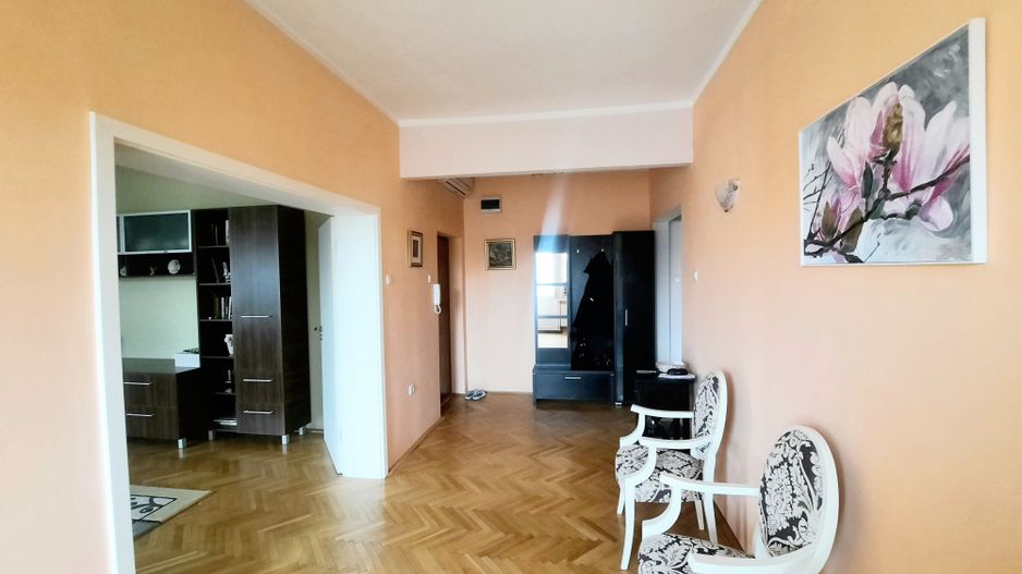 Apartament frumos si renovat cu garaj - zona Medicina - Poză 1