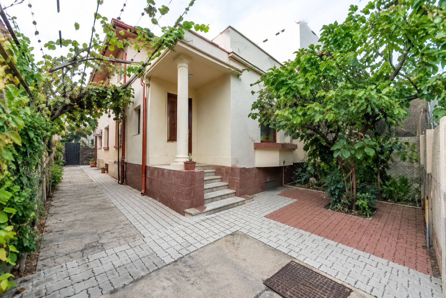 Casa de vanzare, 138 mpu, 244 teren, curte, garaj, Cartierul Domenii - Poză 1