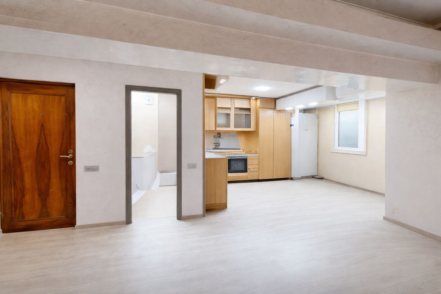 CAPITOL - B-dul. Mamaia - Apartament cu 4 camere si terasa de 80 mp. - Poză 3