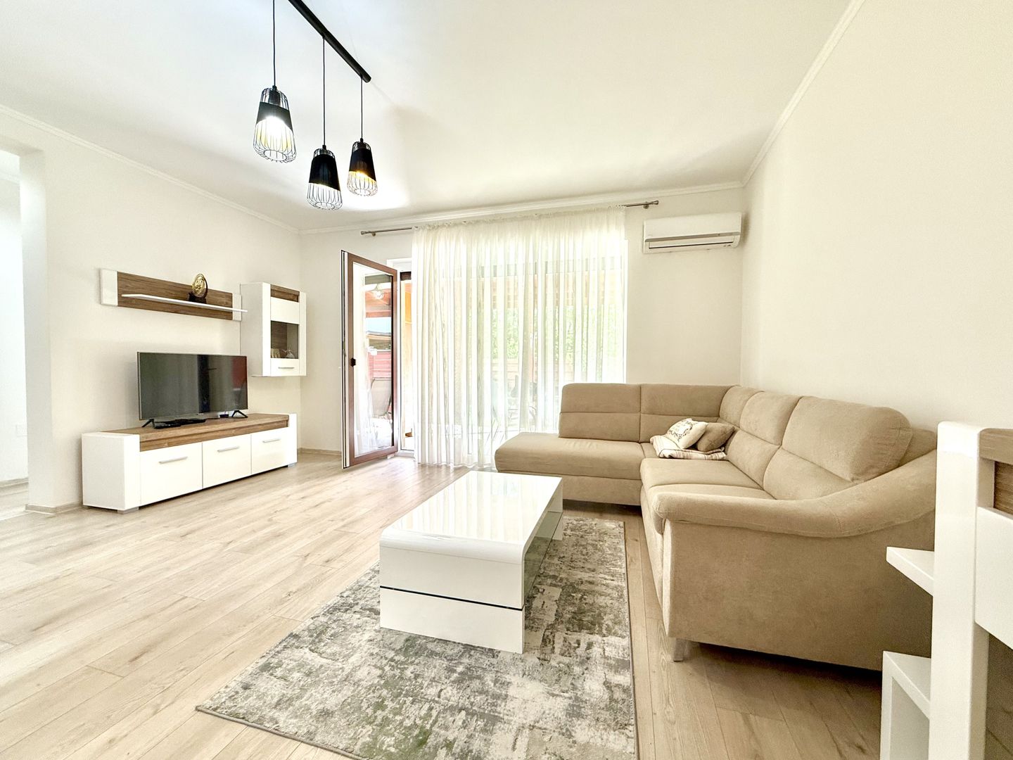 De închiriat apartament 3 camere cu gradină în Dumbrăvița - Poză 1