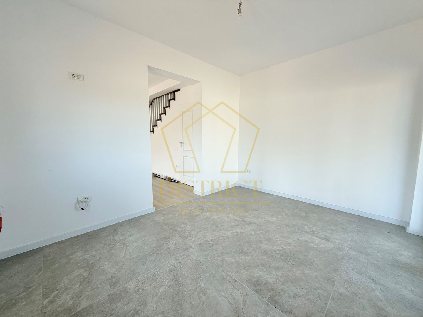 Duplex cu 5 camere si 2 bai, 470 mp teren si 115 mp utili in Ghiroda. - Poză 6