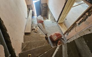 Casă veche, solidă, cu 4 camere, pivniță boltită și 4 băi – zonă centrală - Poză 11