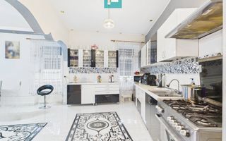 Două case, curte mare, lângă Castelul Huniazilor - Poză 1