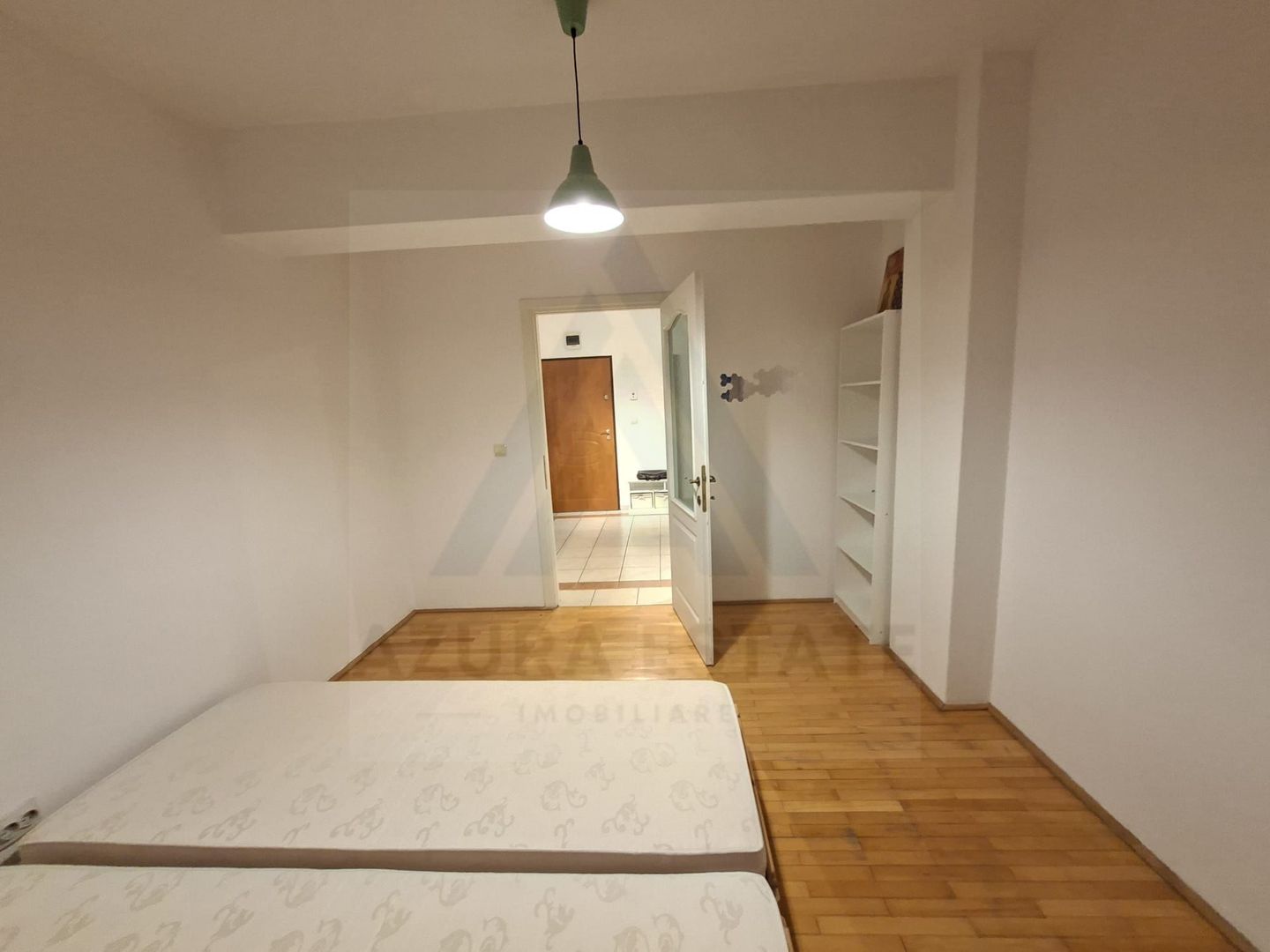 Apartament 2 camere 64 mp utili pivnita si parcare privata in Strand - Poză 1