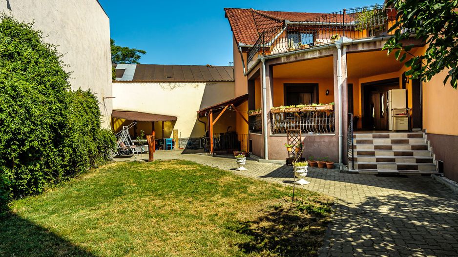 Casă superbă cu 6 camere, gradină și terasă, în centrul Aradului. - Poză 2