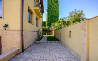 9 camere, 5 bai, spatiu hobby, gradina, garaj,locatie buna - Poză 27