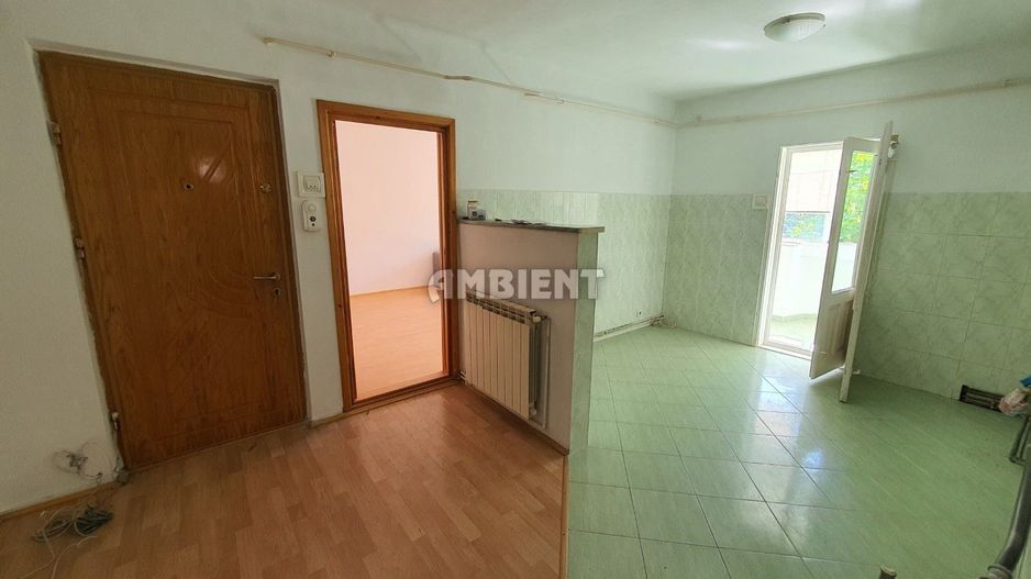 Apartament 3 camere, decomandat, etaj 4, zona CARTIER; - Poză 1