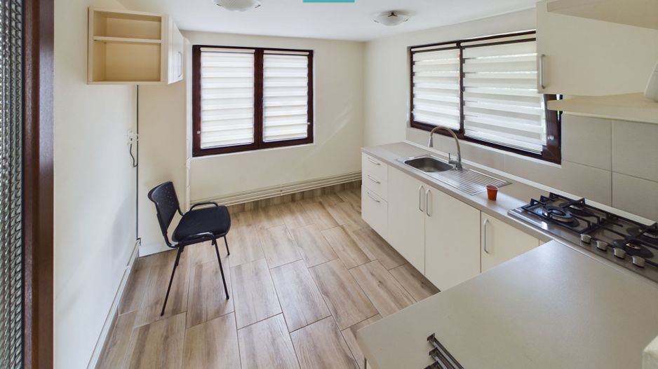 Casă cu 7 camere și 2 băi in Grădiște - Poză 18