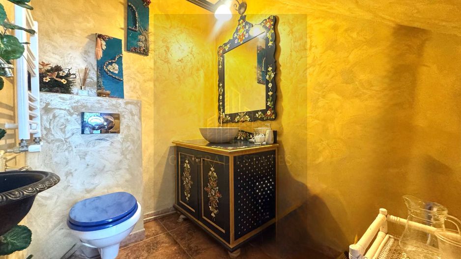 Spre Vânzare Proprietate remarcabilă cu 6 camere în inima Iașului ! - Poză 11