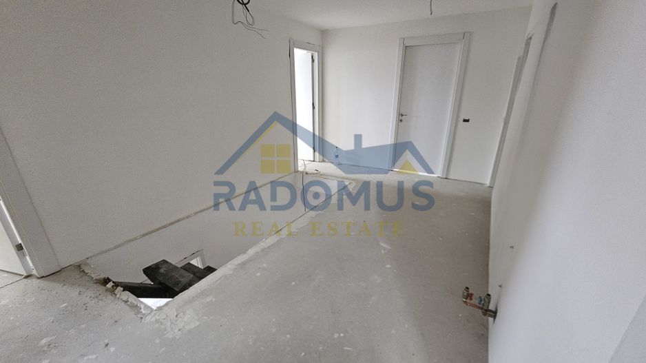 Vila Tătărani - 280 mp utili - 500 mp Teren - 8 Camere + 4 Băi - Poză 10