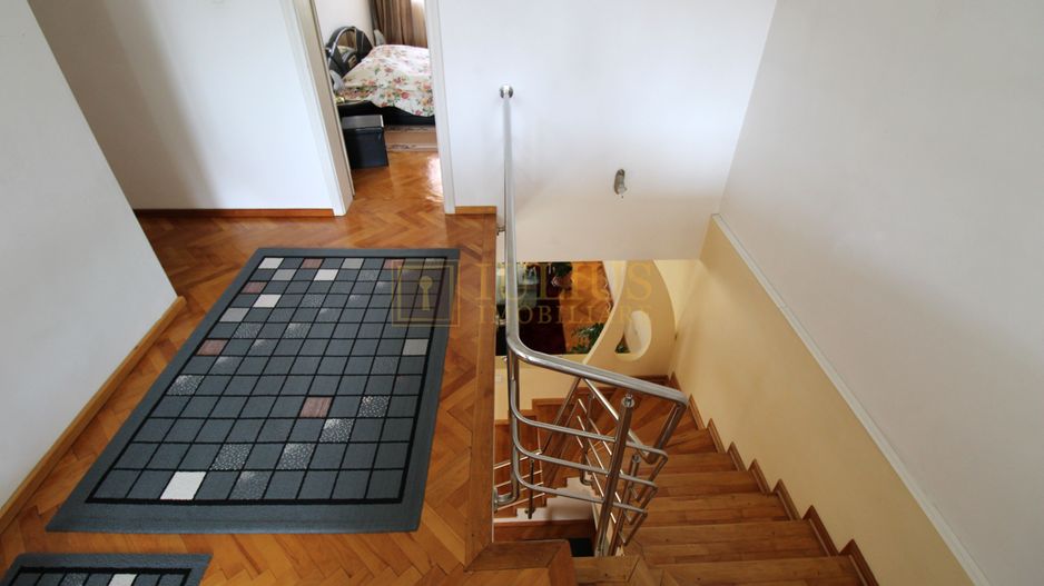 3 dormitoare, 3 bai, living spatios, 2 terase si curte. - Poză 12