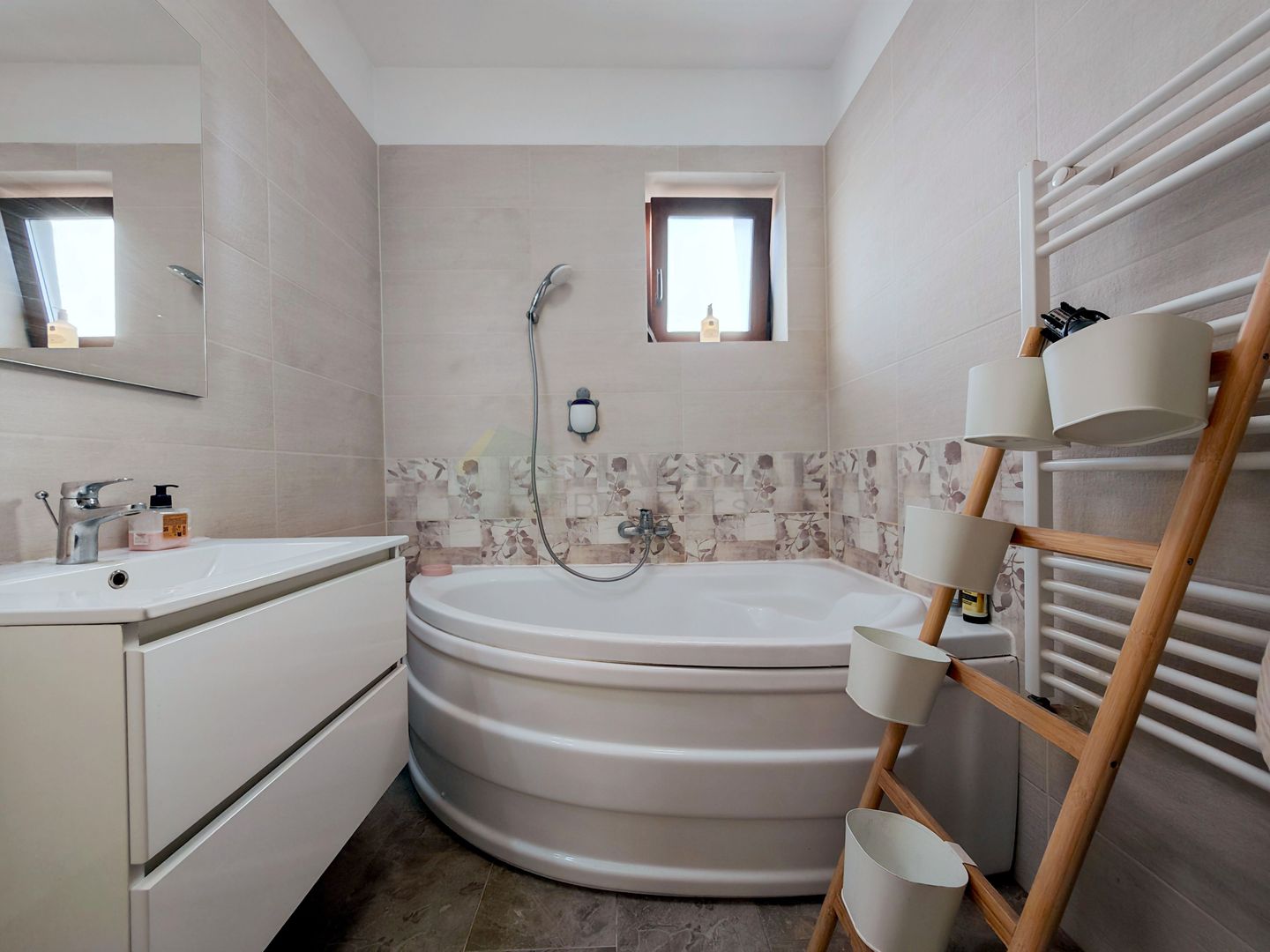 Prima inchiriere, vila cocheta, cu accente exotice - Poză 6