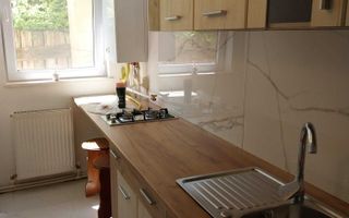 Apartament de închiriat, 2 camere decomandate, renovat, Strada Roșcani 36, 10 minute pe jos de Medicină - Poză 3