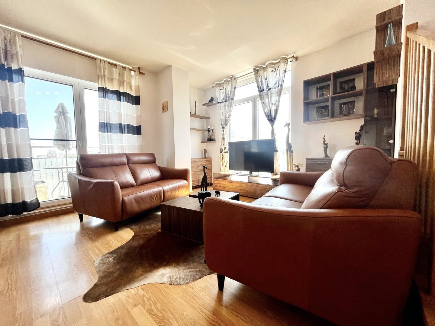 Apartament 3 camere, elegant, pe 2 niveluri,  cu garaj,  zona Aradului - Poză 1