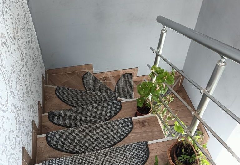 Casă spațioasă, 556 mp teren – Câmpenești, mobilată și utilată - Poză 3