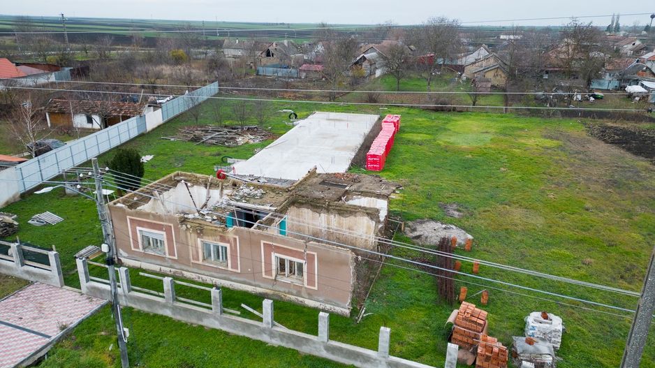 Teren intravilan cu fundatie inceputa si materiale - Poză 2