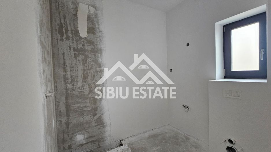 Casa Sibiu, Poplaca 4 camere, 3 bai, terasa si curte NOU - Poză 11