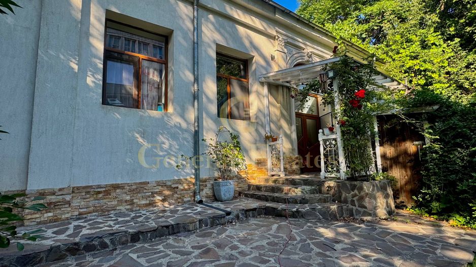 Spre Vânzare Proprietate remarcabilă cu 6 camere în inima Iașului ! - Poză 1