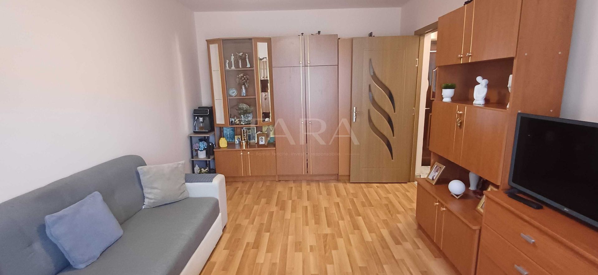 Apartament cu 2 camere, etaj intermediar, lift și balcon, zona Minerva - Poză 1
