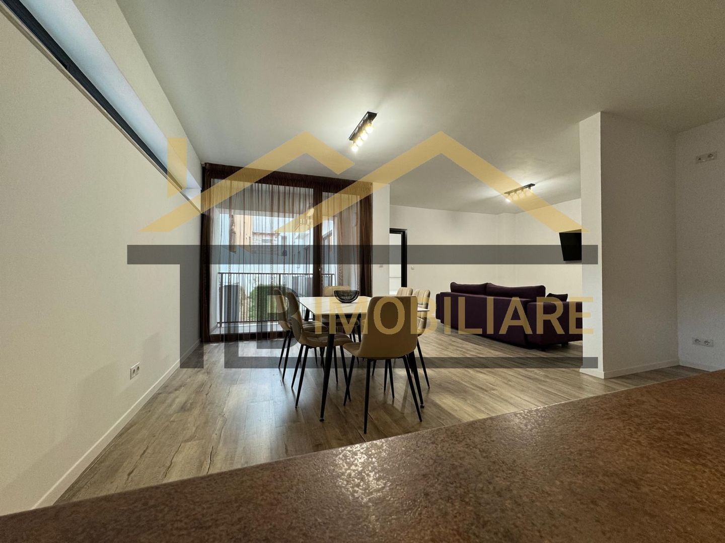 Apartament de 2 camere, 78mp, parcare, zona strazii Revolutiei - Poză 2