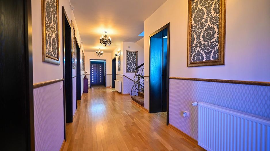 Somptuozitate in stil modern, 2 garaje, 3 terase, totul pe 1.000 mp teren - Poză 21