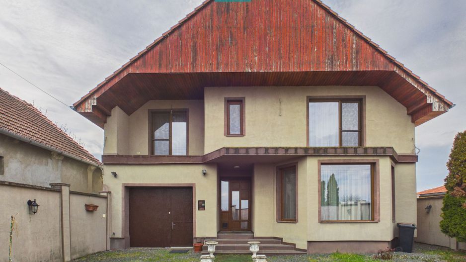 Casă spațioasă în Sântana - Poză 1