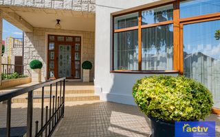 Vilă cu arhitectură aparte, spații generoase și curte intimă | Ovidiu - Poză 10